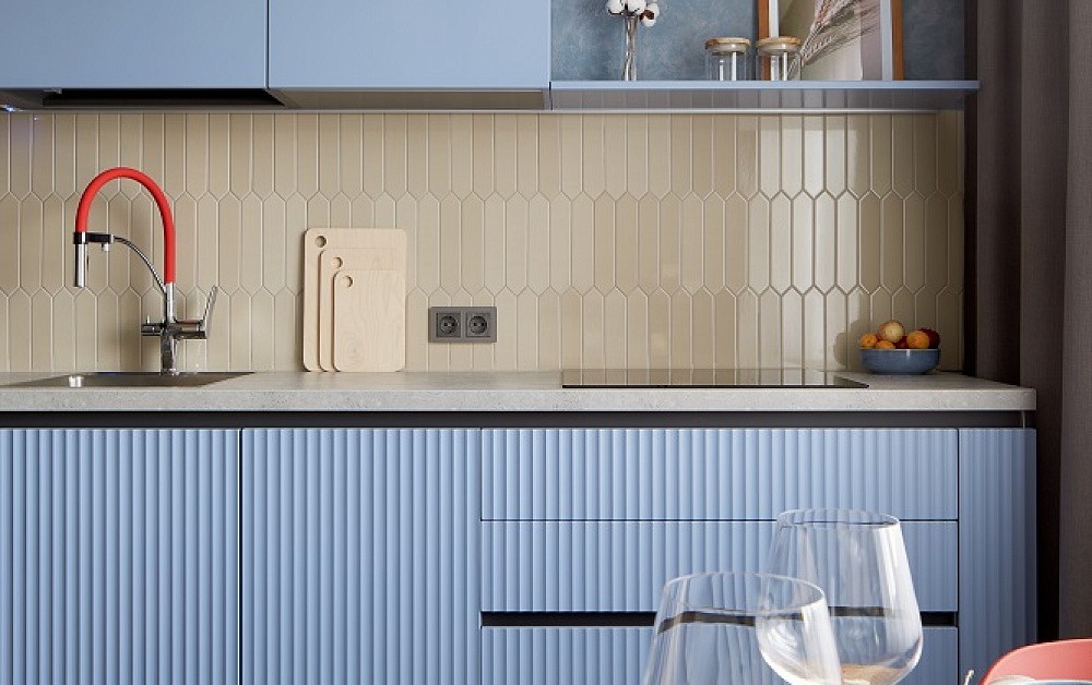 Природная кухня с вертикальной фрезеровской на фасадах