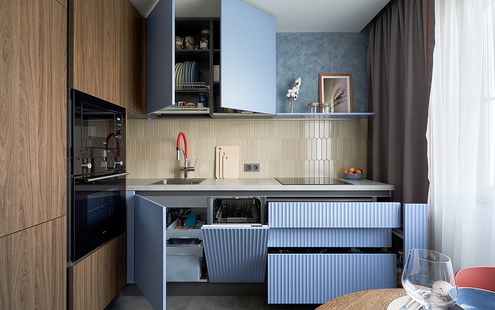 Природная кухня с вертикальной фрезеровской на фасадах