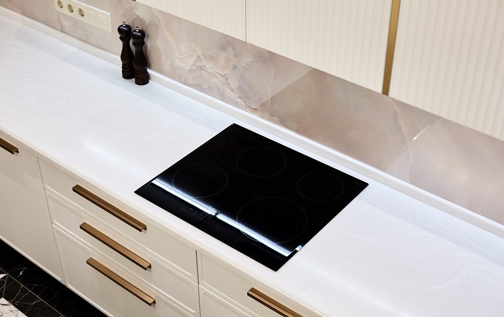 Пудрово-белоснежная П-образная кухня