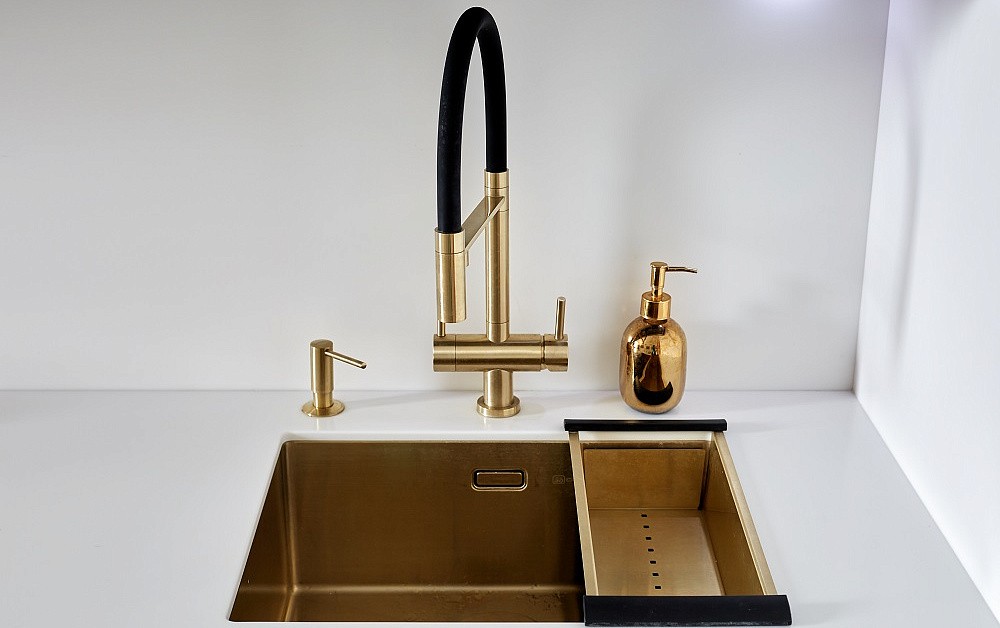 Кухня в английском стиле под потолок