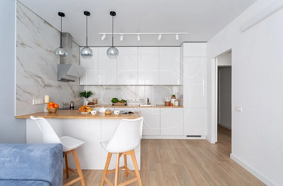 Современный дизайн белой кухни. Приобрести модные и стильные белые кухни предлагает фабрика «Кухонный двор». 