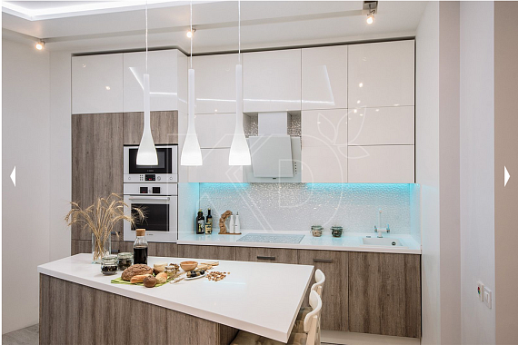 дизайн кухни в бело-коричневых тонах