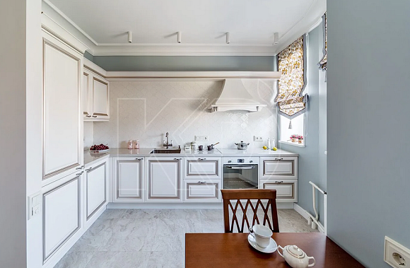 Угловые белые классические кухни