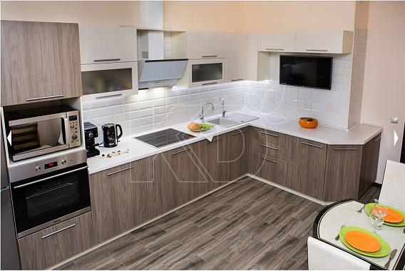 дизайн кухни в бело-коричневых тонах