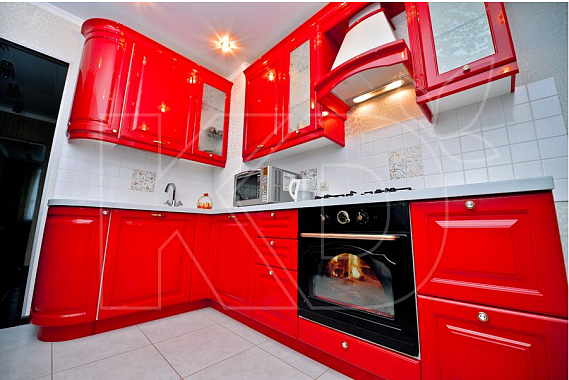 Угловые кухни красного цвета