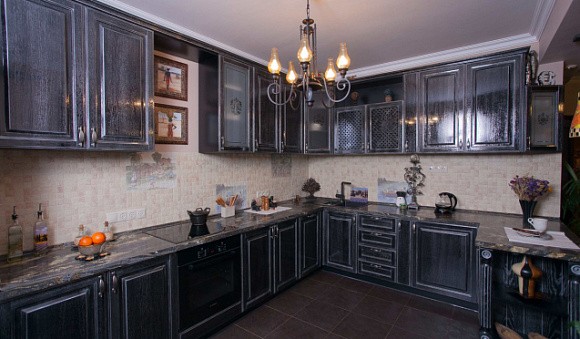 кухню в темных тонах