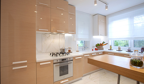 Светлая кухня в Санкт-Петербурге